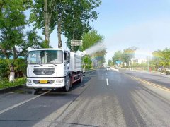 三河市交通运输局洒水降尘常态化 营造良好公路